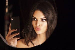 Kendall Jenner takes viral worthy selfies in the new Estee Lauder Knock out mascara campaign!